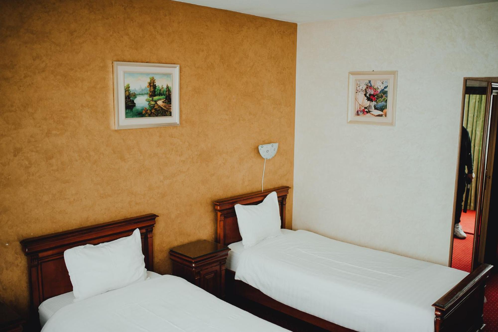 Hotel Bavaria Craiova Exterior foto